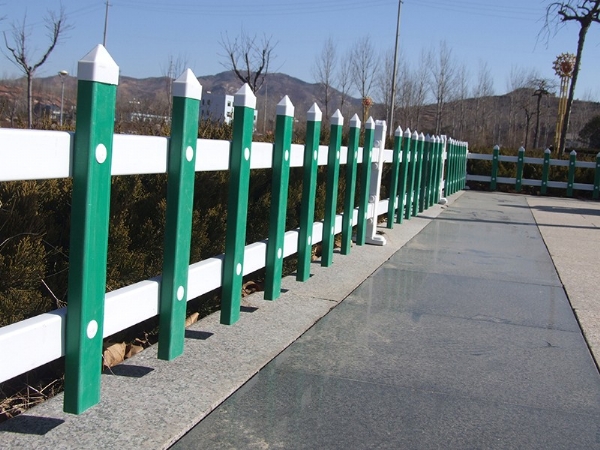 PVC草坪護(hù)欄變壓器護(hù)欄